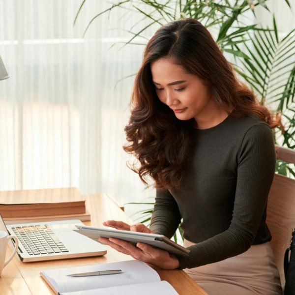 elegant-business-lady-with-digital-tablet-66AHELJ.jpg elegant-business-lady-with-digital-tablet-66AHELJ.jpg